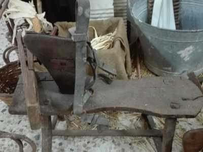 Mentre l�angolo del conciatore di pelli mostra i finimenti per i cavalli: il collare, la sella e le briglie...